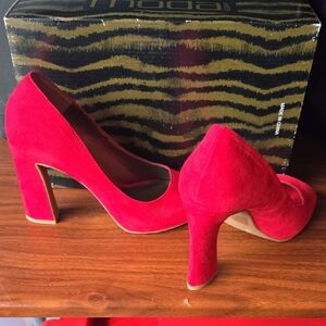 Moda Vibrant Red Suede Heels
